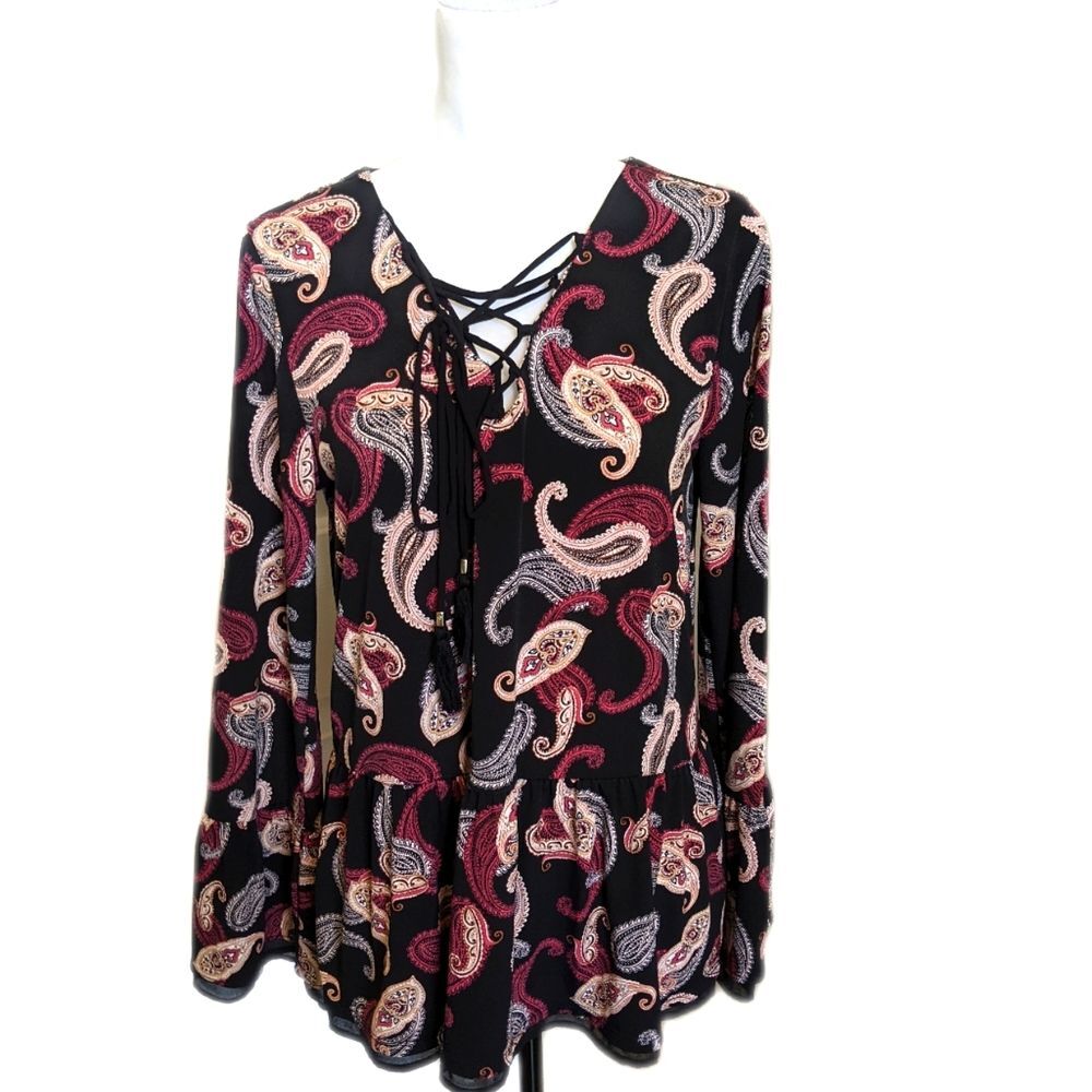 White House Black Market black paisley v-neck w/ tie, ruffle sleeve & hem M